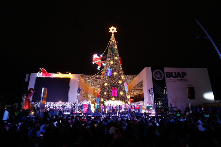 La Rectora Lilia Cedillo Ramírez enciende el tradicional Árbol de Navidad en el CCU