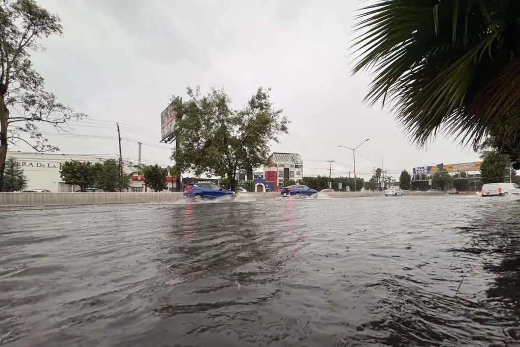 Lluvia deja inundaciones en varios puntos de Puebla capital y Cholula