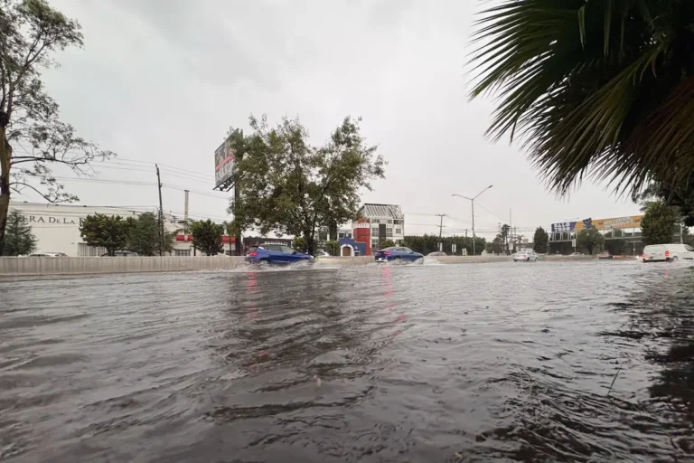 Lluvia deja inundaciones en varios puntos de Puebla capital y Cholula
