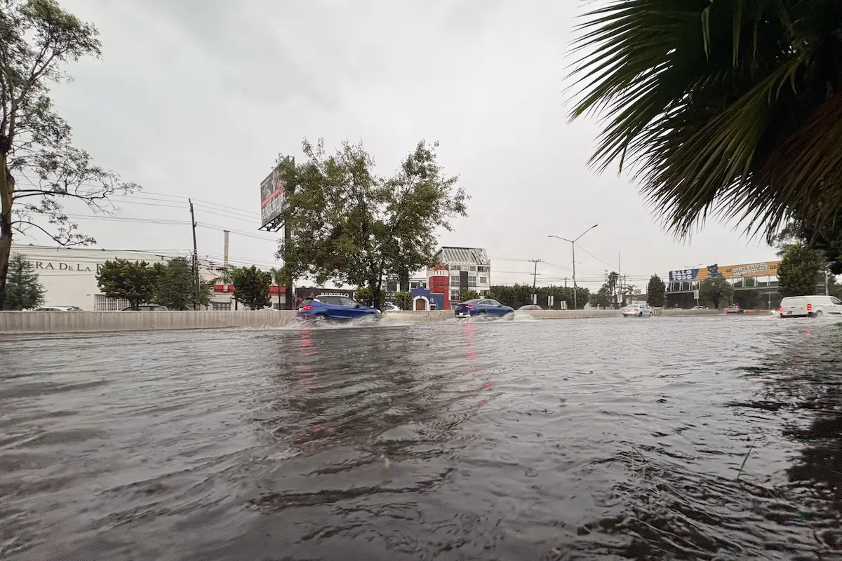 Lluvia deja inundaciones en varios puntos de Puebla capital y Cholula