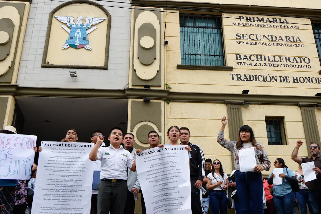 ¡No al cierre! Padres defienden Academia Militarizada Ignacio Zaragoza