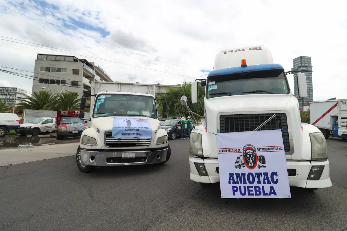 AMOTAC bloquea la Federal a Huejotzingo para exigir seguridad en carreteras