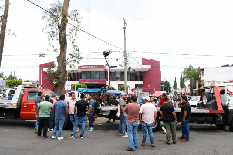 Grueros llevan protesta a la SMT; piden liberar unidades