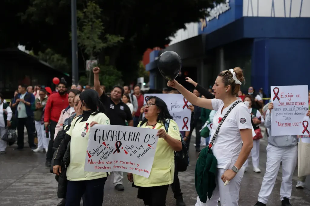 Marcha del IMSS en Puebla, trabajadores exigen medicamentos y mejores salarios