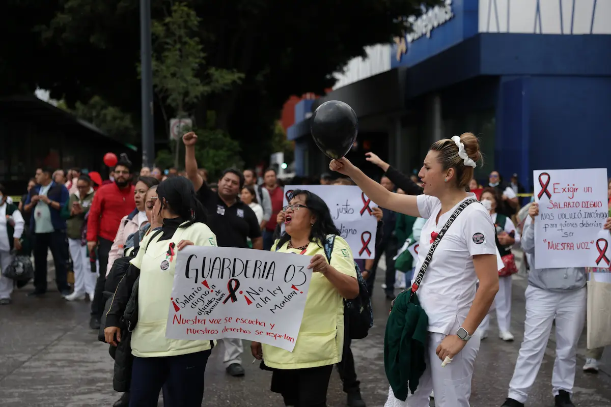 Marcha del IMSS en Puebla, trabajadores exigen medicamentos y mejores salarios