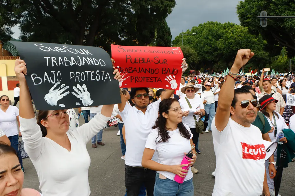 Trabajadores del IMSS-Bienestar vuelven a marchar en Puebla por medicamentos y mejores salarios