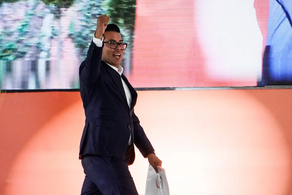 Néstor Camarillo respalda a Tony Gali y levanta la mano