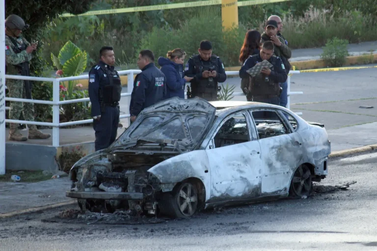 Hallan automóvil calcinado con dos cadáveres en el Periférico Ecológico