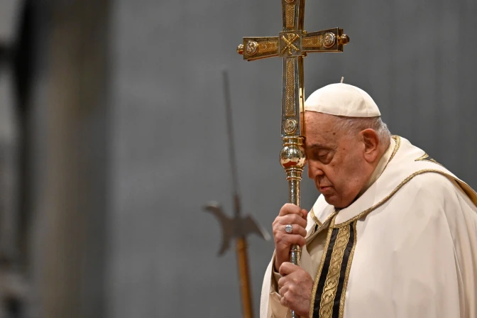 Sigue con su tratamiento, de buen humor; informa el Vaticano sobre salud del Papa