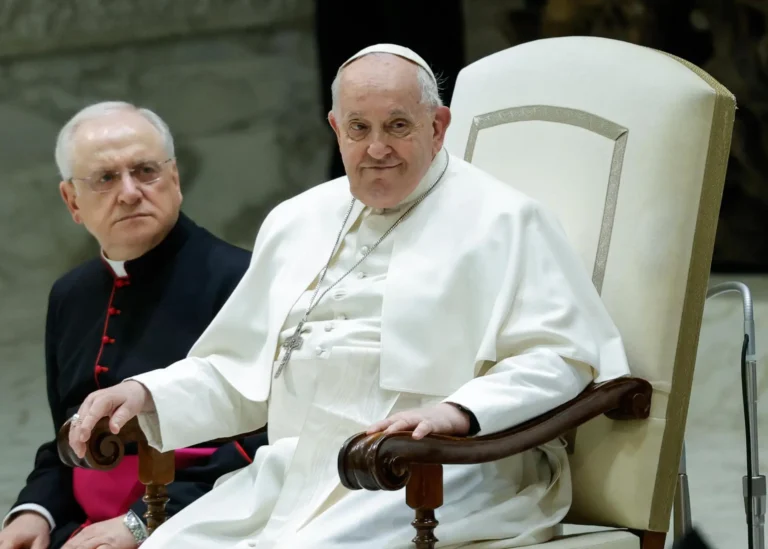Mantendrán en hospitalización al papa Francisco debido a su cuadro clínico complejo