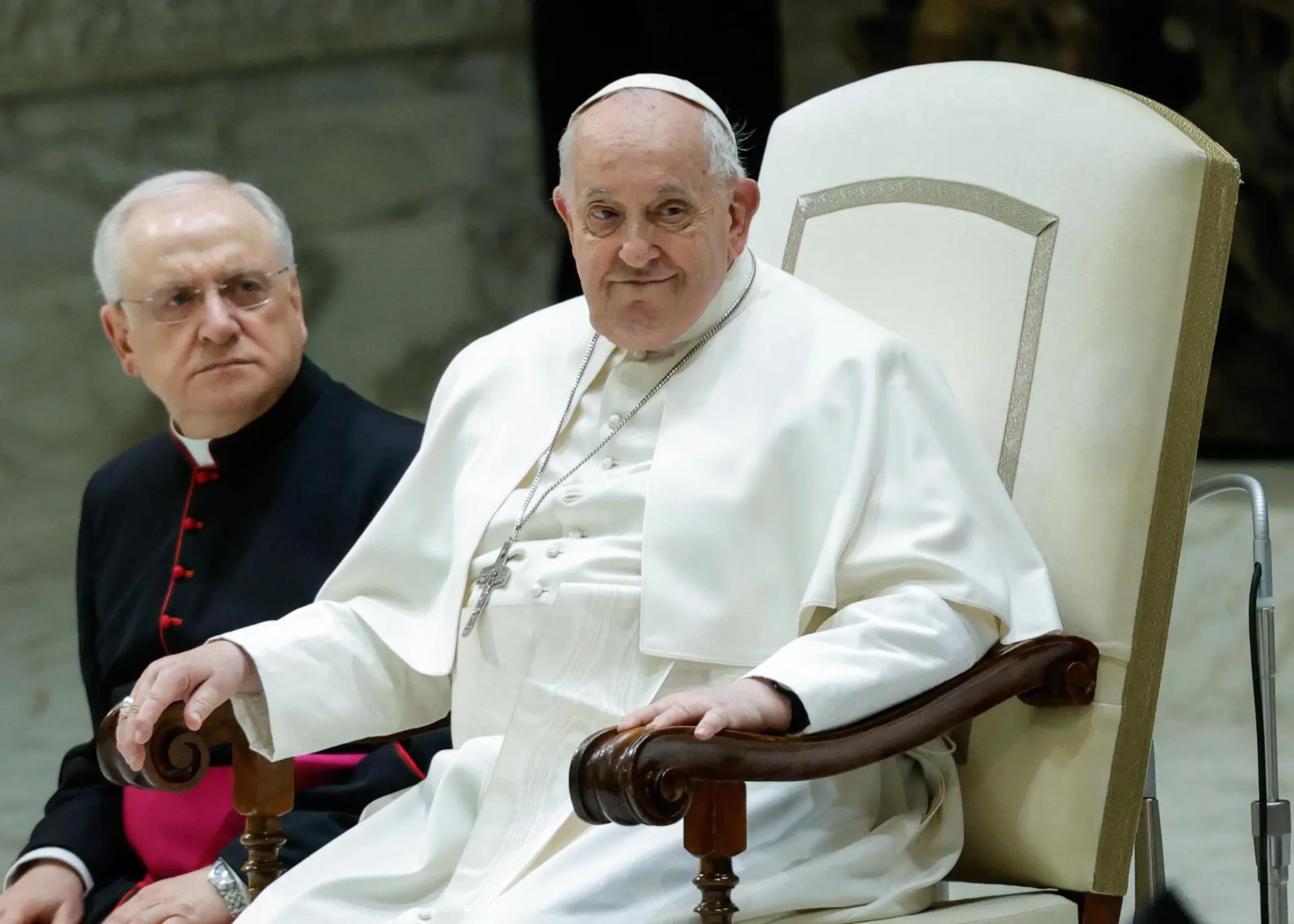 Mantendrán en hospitalización al papa Francisco debido a su cuadro clínico complejo