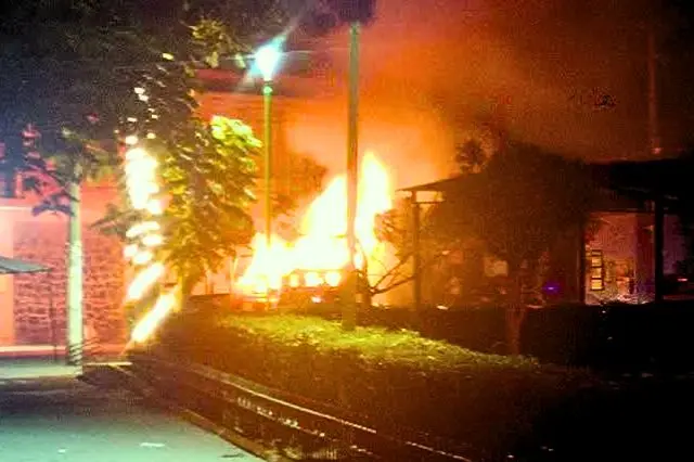 Incendio de patrullas y linchamiento frustrado en Tianguismanalco: Asalto y violencia en San Juan Tianguismanalco