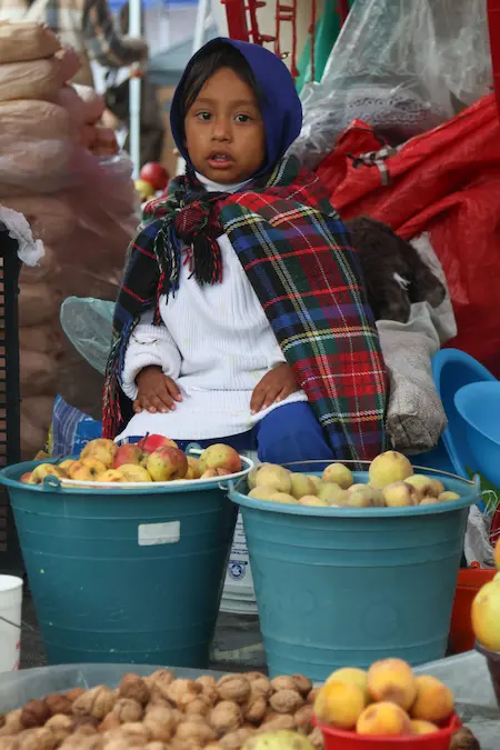 UNA NIÑA EN EL TRUEQUE
