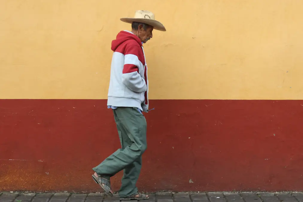 Un señor caminando al Trueque de Cholula