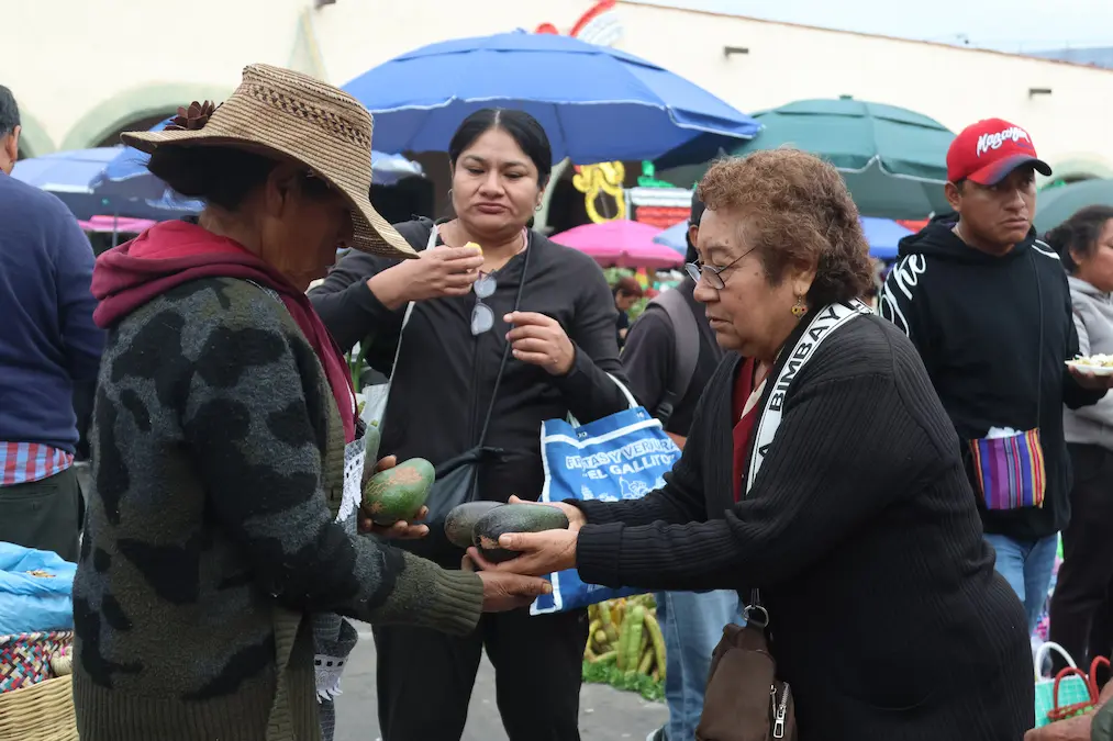 PERSONAS INTERCAMBIANDO PRODUCTOS EN EL TRUEQUE