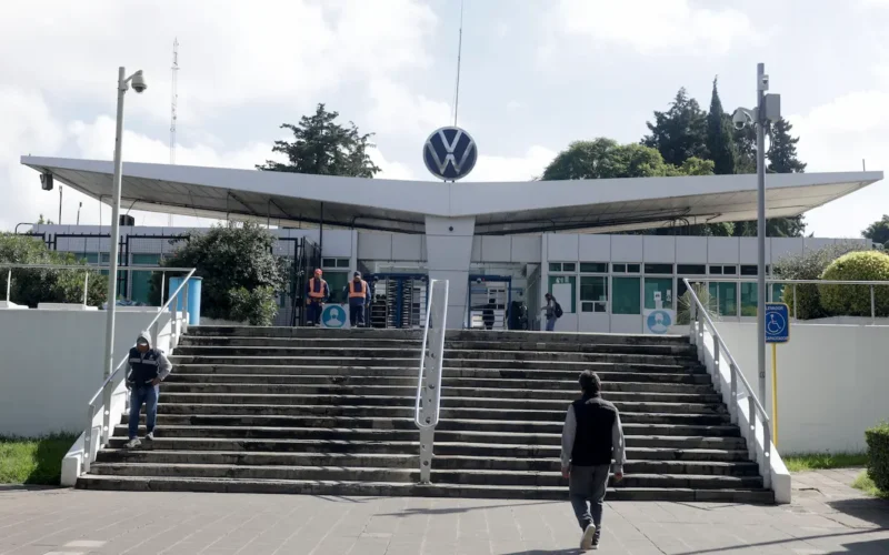 Trabajadores de VW y empresa evitan la huelga