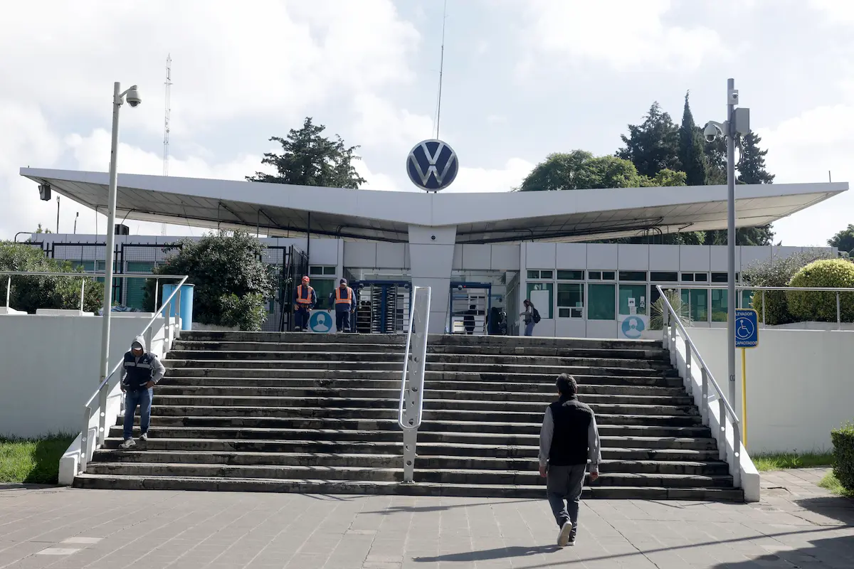 Trabajadores de VW y empresa evitan la huelga