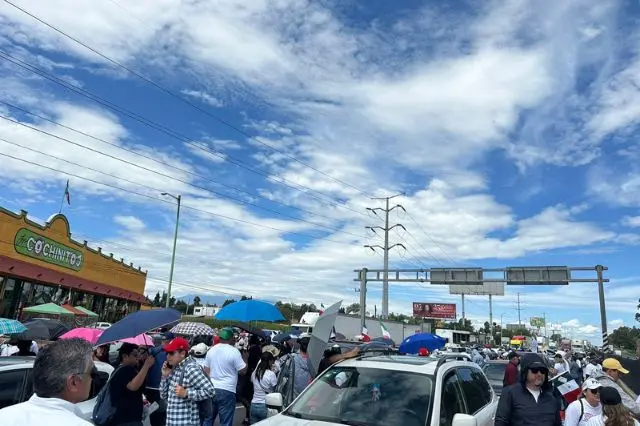 trabajadores_del_poder-judicial_bloquean_la_autopista_mexico-puebla