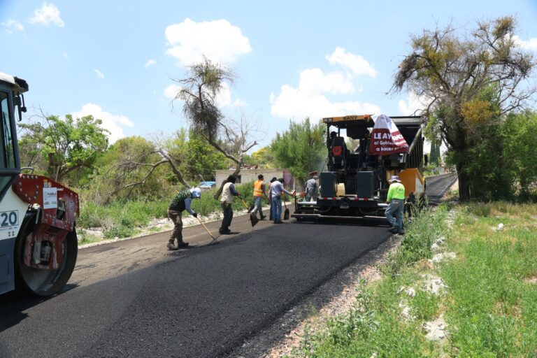 Construye Gobierno estatal 3.3 kilómetros del camino a las Loberas en Tecali