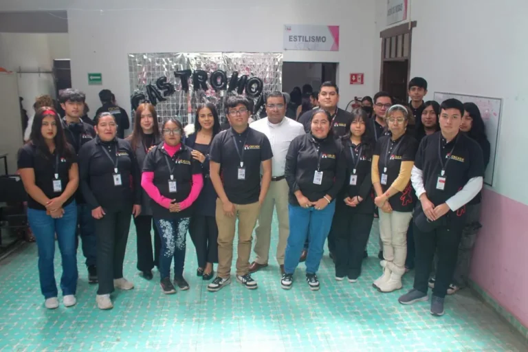 Jóvenes de Zacatlán aprenden a elaborar cerveza artesanal para emprender negocio